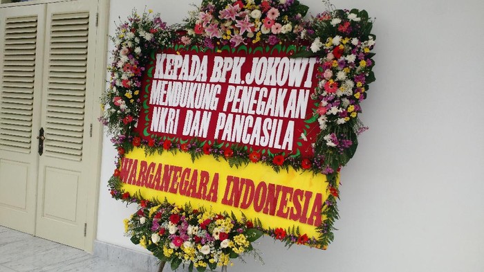 Jokowi Dapat Tiga Karangan Bunga