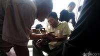 Tampak kedua tangan pencopet itu diikat.