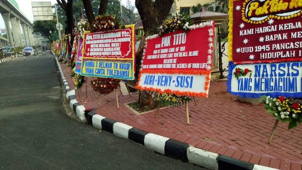 Karangan bunga juga membanjiri Mabes Polri.