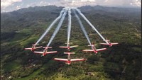 Ini Formasi dan Manuver Jupiter Aerobatic Team di atas Candi Borobudur. Pada setiap formasi dan manuver, pesawat-pesawat tim JAT biasanya mengeluarkan asap yang menambah semarak atraksi mereka. Foto: (Dok. Tim Jupiter)