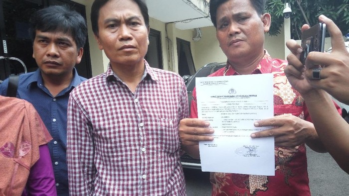 Polisi Foto Bareng Mayat Dilaporkan ke Propam Polri