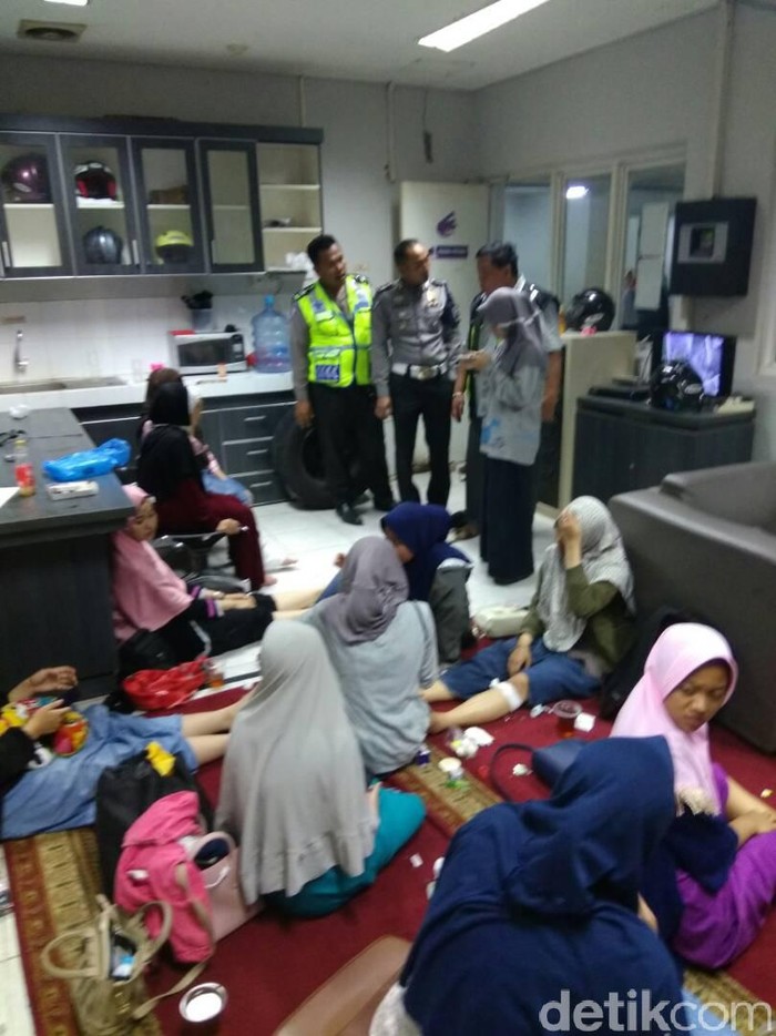 Bus Rombongan Santri Tabrakan di Tol Cipali, Dua Orang Tewas