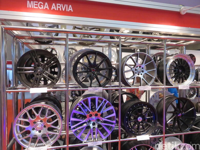 Aneka Pelek Mobil di IIMS 2017 Aneka Pelek Mobil di IIMS 2017