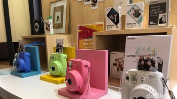 Fujifilm memamerkan salah satu varian terbaru Instax. (Foto: detikINET/Adi Fida Rahman)