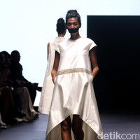 Koleksi terbaru dari Kraton by Auguste Soesastro di Plaza Indonesia Fashion Week 2017. Plaza Indonesia Lt.8, Thamrin. Jakarta. [Foto: Mohammad Abduh/Wolipop]