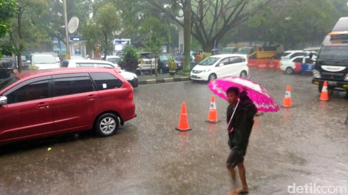 hujan badai dan es di Bandung