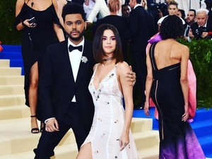 Tanpa Busana, Artis Terkurung di Kotak Bikin Heboh Pesta Met Gala 2017