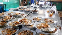Soto ini terdiri dari berbagai campuran seperti potongan wortel, ayam kampung, mie bihun, telur bebek, serta lontong. Buat yang tak mau pakai lontong bisa memilih nasi (Kurnia/detikTravel)