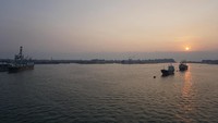 Senja pertama kali saat kapal beranjak dari Kota Manila, Filipina. Lanskap Kota Manila lebih menggoda saat diabadikan dengan bianglala diapit bangunan pencakar langit yang terlalu banyak dan pegunungan di belakangnya (Masaul/detikTravel)