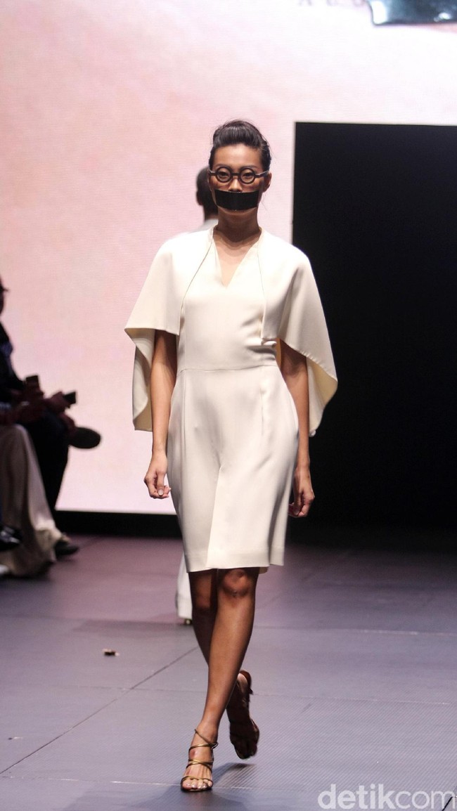 Koleksi terbaru dari Kraton by Auguste Soesastro di Plaza Indonesia Fashion Week 2017. Plaza Indonesia Lt.8, Thamrin. Jakarta. [Foto: Mohammad Abduh/Wolipop]