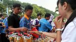 Warga Antre Minyak Goreng Murah di Kemenkeu