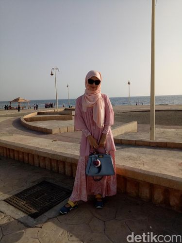 Foto: Pesona Citra Kirana Tampil dengan Hijab Serba Pink di Jeddah