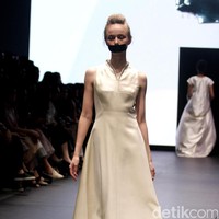 Koleksi terbaru dari Kraton by Auguste Soesastro di Plaza Indonesia Fashion Week 2017. Plaza Indonesia Lt.8, Thamrin. Jakarta. [Foto: Mohammad Abduh/Wolipop]