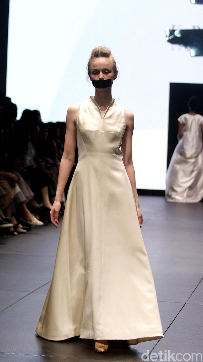 Koleksi terbaru dari Kraton by Auguste Soesastro di Plaza Indonesia Fashion Week 2017. Plaza Indonesia Lt.8, Thamrin. Jakarta. [Foto: Mohammad Abduh/Wolipop]