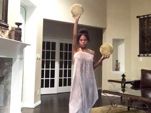 Viral, Video Gadis Buat Parodi Lucu Busana Selebriti di Met Gala