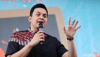 Tulus juga terlibat dalam program Bantu Guru Belajar Lagi untuk menggalang bantuan bagi para guru.
