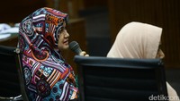 Mereka adalah Sri Wahyuningsih atau yang akrab disapa Cici Tegal dan Mediana Hutomo.