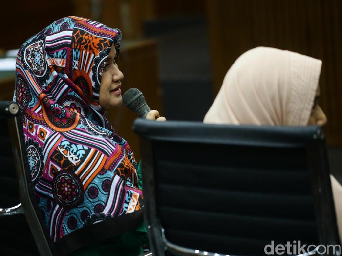 Jaksa KPK meminta keterangan dua orang saksi dari kalangan artis untuk persidangan terdakwa Siti Fadilah Supari, Berikut foto-fotonya.