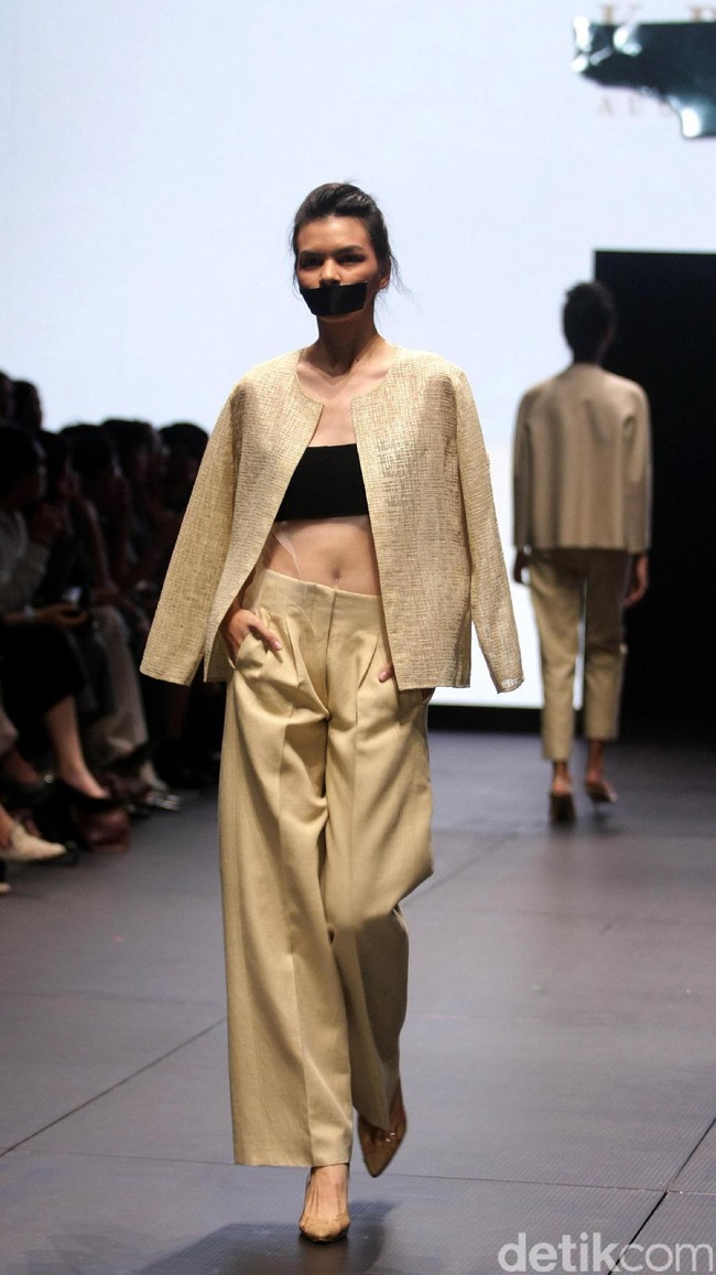 Koleksi terbaru dari Kraton by Auguste Soesastro di Plaza Indonesia Fashion Week 2017. Plaza Indonesia Lt.8, Thamrin. Jakarta. [Foto: Mohammad Abduh/Wolipop]