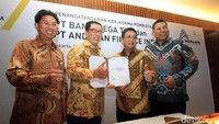 Direktur Utama Bank Mega Kostaman Thayib, Direktur Kredit Bank Mega Madi Lazuardi, Direktur Utama Andalan Finance Frans F Rundengan, dan Komisaris Utama Andalan Finance Sebastianus H Budi menunjukkan naskah kerja sama.