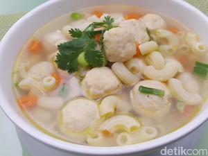 Si Kecil Lagi Rewel Makan? Buatkan Saja Sup Bola Ayam Ini