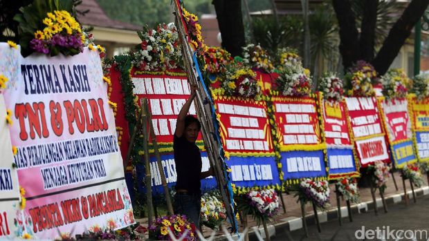 Ratusan Karangan Bunga Penuhi Mabes Polri