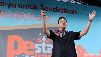 Aksi Tulus Hibur Anak-anak di Kalijodo