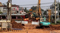 Sejumlah alat berat diturunkan untuk pengerjaan proyek yang rencananya akan ramung pada Desember 2017 mendatang.