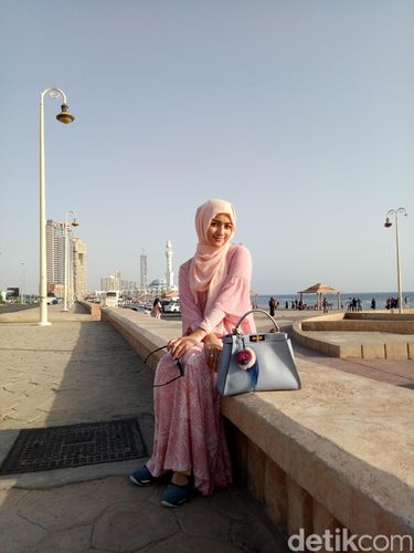 Foto: Pesona Citra Kirana Tampil dengan Hijab Serba Pink di Jeddah