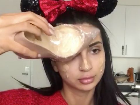Trik Aneh Beauty Vlogger Gunakan Sepatu Hak Tinggi Sebagai Kuas Makeup