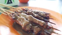 Untuk teman makan soto tersedia pula sate ayam, kerupuk hingga emping. Pilihan minumannya juga beragam, ada es teh sampai es kelapa muda (Kurnia/detikTravel)