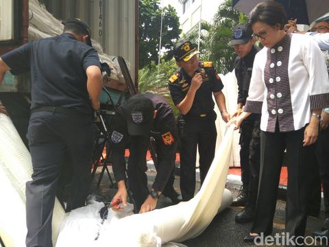 Menteri Keuangan Sri Mulyani dan Dirjen Bea Cukai Heru Pambudi