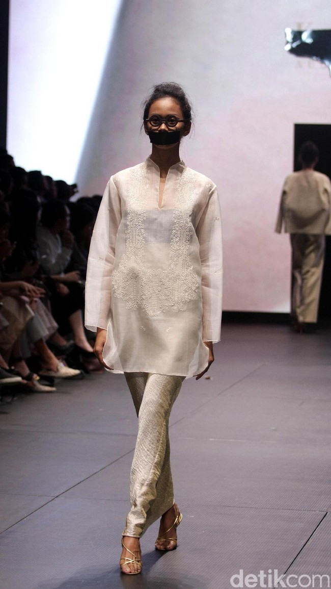 Koleksi terbaru dari Kraton by Auguste Soesastro di Plaza Indonesia Fashion Week 2017. Plaza Indonesia Lt.8, Thamrin. Jakarta. [Foto: Mohammad Abduh/Wolipop]