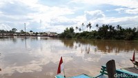 Sungai Martapura tampak begitu luas dan cukup bersih. Kalau mau foto-foto di tepi sungai pun bisa (Kurnia/detikTravel)