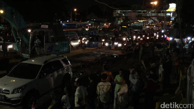 Truk Molen Nyangkut di Kolong Jembatan Matraman, Lalin Macet