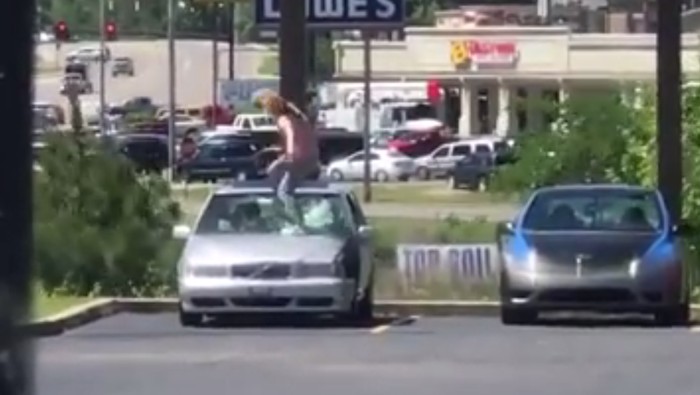 Wanita Injak-injak Kaca Mobil Kekasih yang Selingkuh