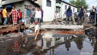 Sejumlah petugas honorer teknik sipil BMSDA berjibaku memperbaiki patahan jalan selebar sekitar 1 meter itu. Bagian yang patah adalah di ujung barat di tepi sungai.
