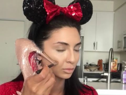 Trik Aneh Beauty Vlogger Gunakan Sepatu Hak Tinggi Sebagai Kuas Makeup