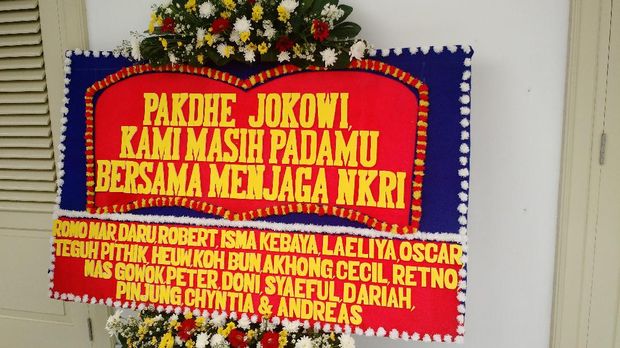 Ada tiga karangan bunga yang dikirim untuk Presiden Jokowi.