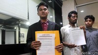 Gerakan Mahasiswa Pendukung (GMP) menyerahkan laporan dan pernyataan sikapnya ke Sekretariat Mahkamah Kehormatan Dewan (MKD.