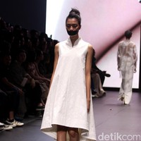 Koleksi terbaru dari Kraton by Auguste Soesastro di Plaza Indonesia Fashion Week 2017. Plaza Indonesia Lt.8, Thamrin. Jakarta. [Foto: Mohammad Abduh/Wolipop]