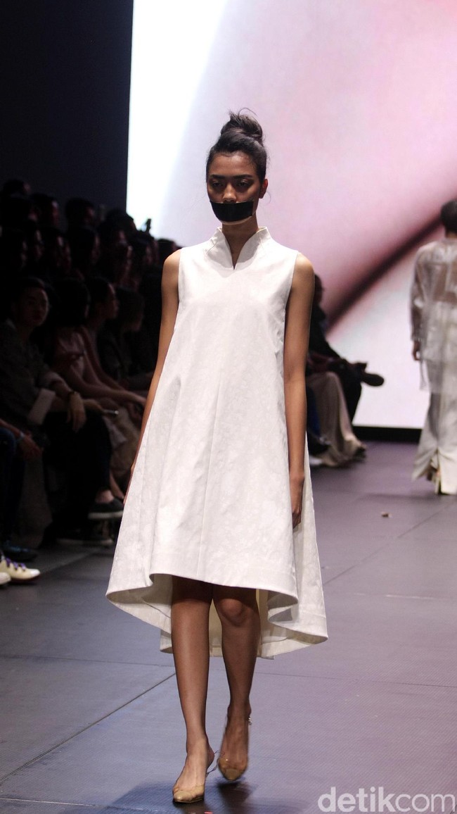 Koleksi terbaru dari Kraton by Auguste Soesastro di Plaza Indonesia Fashion Week 2017. Plaza Indonesia Lt.8, Thamrin. Jakarta. [Foto: Mohammad Abduh/Wolipop]