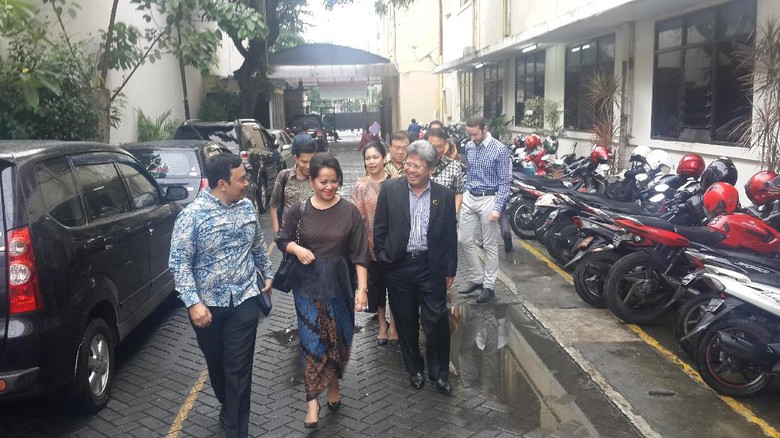 Wakili Alumni Harvard University, Todung Serahkan Petisi Dukung Ahok Wakili Alumni Harvard University, Todung Serahkan Petisi Dukung Ahok