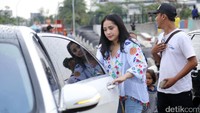 Nagita pun tampak menghindari wartawan dan masuk ke mobil.