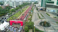 Dari angkasa terlihat line up beraneka mobil Ferrari dengan warna mayoritas mewah, kuning putih dan hitam. Foto: Ferrari