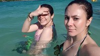 Wulan Guritno juga mengajak serta putrinya, Shaloom Razade kala berlibur di Lombok. (Dok. Instagram/wulanguritno)