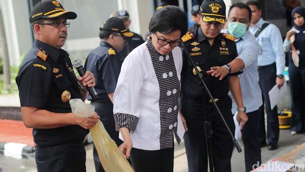 Menkeu Sri Mulyani cek tekstil selundupan