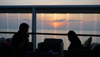 Memasuki hari kedua masih berada di perairan Filipina. Anda bisa memotret matahari tenggelam di atas dek 12 dengan momen-momen tertentu agar pesan foto lebih kaya (Masaul/detikTravel)