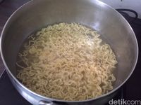Pizza Mie Saus Bolognese dan Lelehan Keju Bisa Dibuat Sendiri dengan Cara Ini