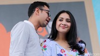 Raffi Ahmad dan Nagita Slavina makin menunjukkan kemesraan mereka di tengah gempuran isu skandal yang turut menyeret Ayu Ting Ting. Foto: Hanif Hawari/detikHOT